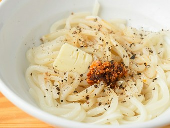 人気店の“幻のレシピ”を再現した『バターラー油うどん』