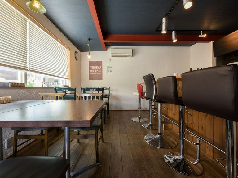 ゲスト同士の距離も近く、アットホームな雰囲気ただよう店内