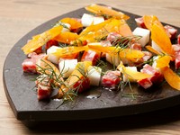 赤白どちらのワインとも好相性　3つの味を一度に堪能できる『カブとカラスミ』