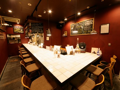 フラリと来店し、食事とお酒をひとり嗜む