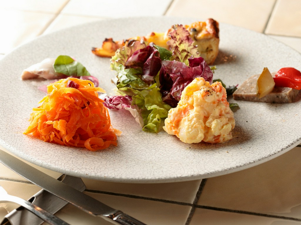 ボリュームもたっぷり、豪華な『前菜5種盛り合わせ』