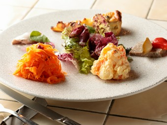 ボリュームもたっぷり、豪華な『前菜5種盛り合わせ』