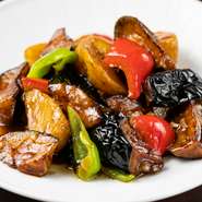 中国・東北料理の一つで、ディーサンシエンと読みます。ナス、ジャガイモ、ピーマンの醤油炒めのことで、砂糖も加えて甘辛く仕上げた日本人にも大人気。たっぷり野菜が採れるのもうれしい料理です。