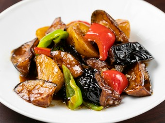 野菜たっぷり、甘辛い味付けがご飯にも合う！代表的な中国・東北料理『地三鮮』