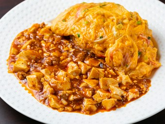 代表的な中華料理３つが１皿で味わえる店一番の人気メニュー『五目炒飯麻婆天津丼』