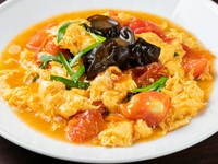 トマトの酸味でさっぱりと味わえる！ ふわふわの卵もたまらない『トマト玉子炒』