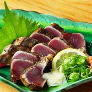 鮮度抜群のカツオを、わらの炎で一気に焼き上げた一品。表面にはわらの芳ばしい香りが付いて、食欲を刺激します。口に入れると、ギュッと凝縮された濃厚な旨みを堪能できます。