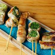 レタス、ネギ、ニラチーズ、半熟卵、豆苗、えのき、山芋、チーズ、アスパラの9種類がスタンバイ。食べ比べをしてお気に入りを見つけてみてはいかが。どれも豚肉の旨みが野菜に染みて美味！