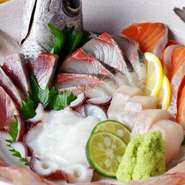 その日オススメのお造りを約6～7種類盛り込んだ『お造り盛り合わせ』。鮮度抜群でどれもムチムチ、プリプリの食感！　ついついお酒が進みます。※写真は3～4人前