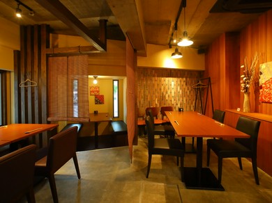 バリエーション豊富な料理を囲んで盛り上がる歓送迎会