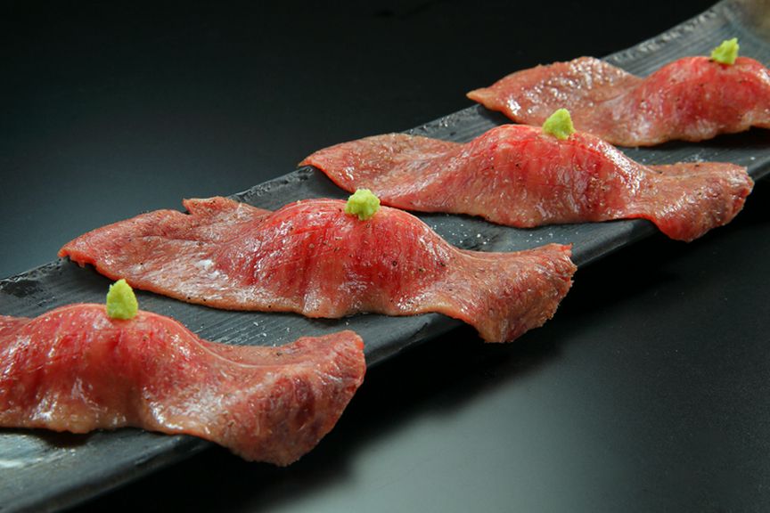 その日最もおいしい黒毛和牛の部位を使用した『炙り肉寿司　2貫』