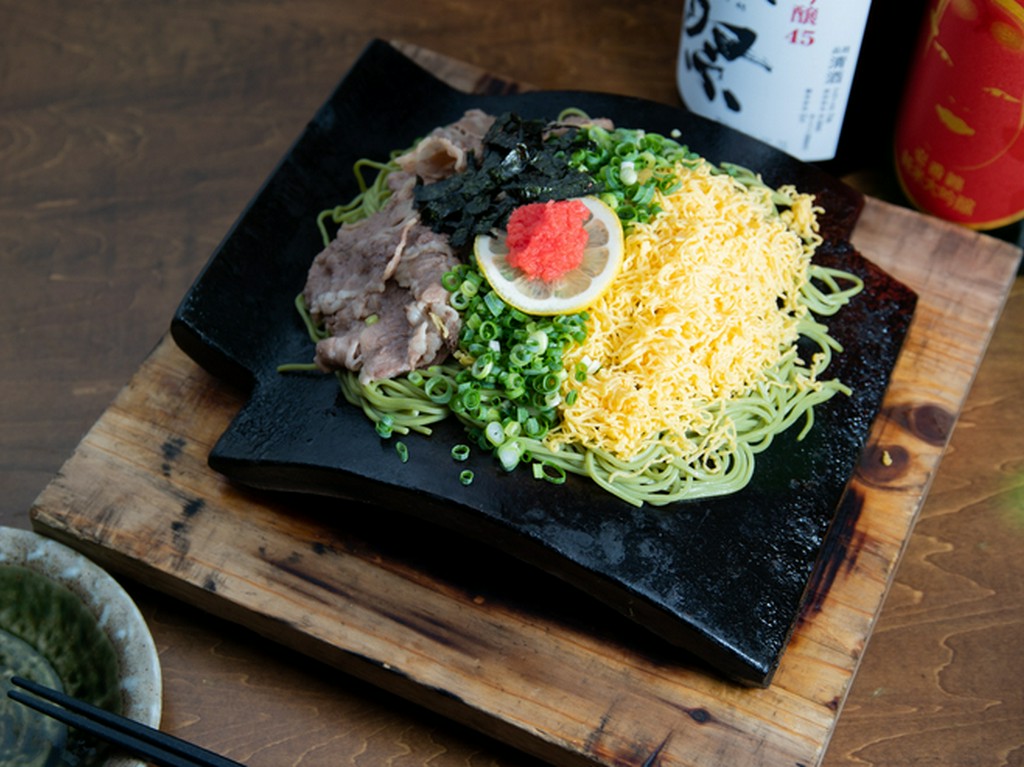 専用の瓦を使用したこだわりの『瓦そば』