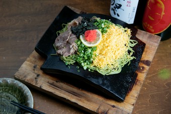 専用の瓦を使用したこだわりの『瓦そば』