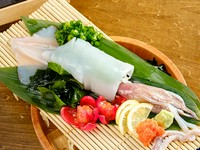 角島名産の新鮮な特牛イカを思う存分堪能できる逸品。透き通る身は甘く濃厚な味わいで、とろとろの食感も楽しめます。げそと耳は天ぷらに変更できるのも嬉しいポイントです！