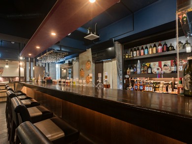サク飲みにもピッタリ。スタッフとの会話も楽しめるカウンター