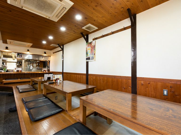 小上がりには掘りごたつ席が並び、どこか懐かしい雰囲気。