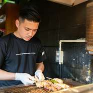丹念に焼き上げる熱々な焼鳥は舌鼓間違いなし！ 