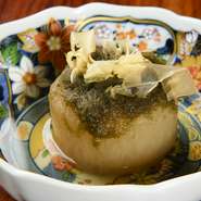 たっぷり一時間下茹ですることにより、お箸で切れるほど柔らかい仕上がりに。そこから更に秘伝ダシで3日間炊き込みます。とろろ昆布と鰹節の優しい磯の香りと滋味深いダシの味わいをご堪能いただけます。