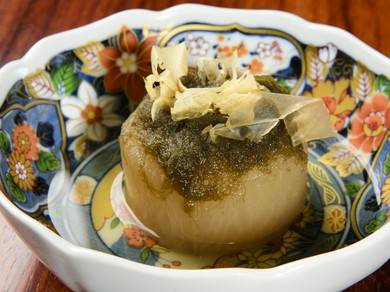 柔らかくダシの染みた、滋味深いひと皿『定番のおでん 大根』