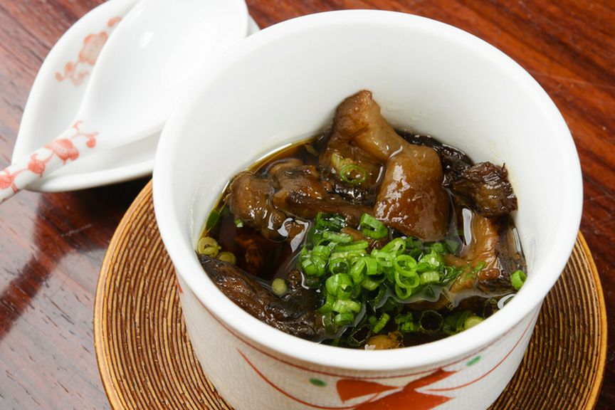 お箸でつまみながら上品にいただく『定番のおでん 牛すじ煮込み』