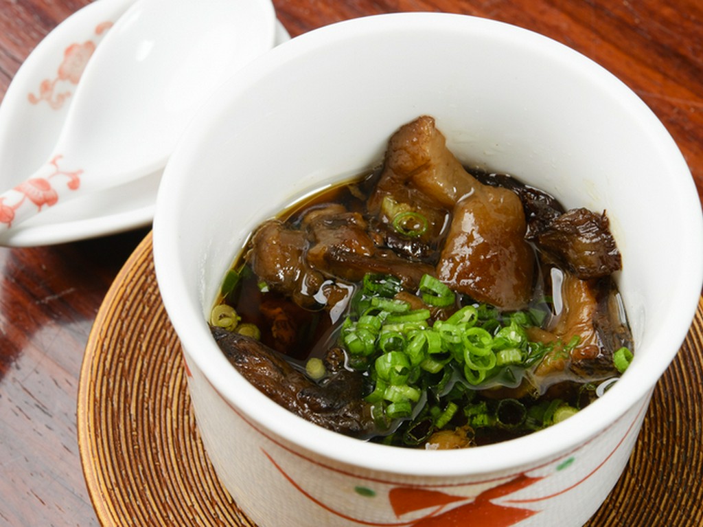 お箸でつまみながら上品にいただく『定番のおでん　牛すじ煮込み』