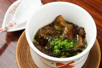 お箸でつまみながら上品にいただく『定番のおでん　牛すじ煮込み』