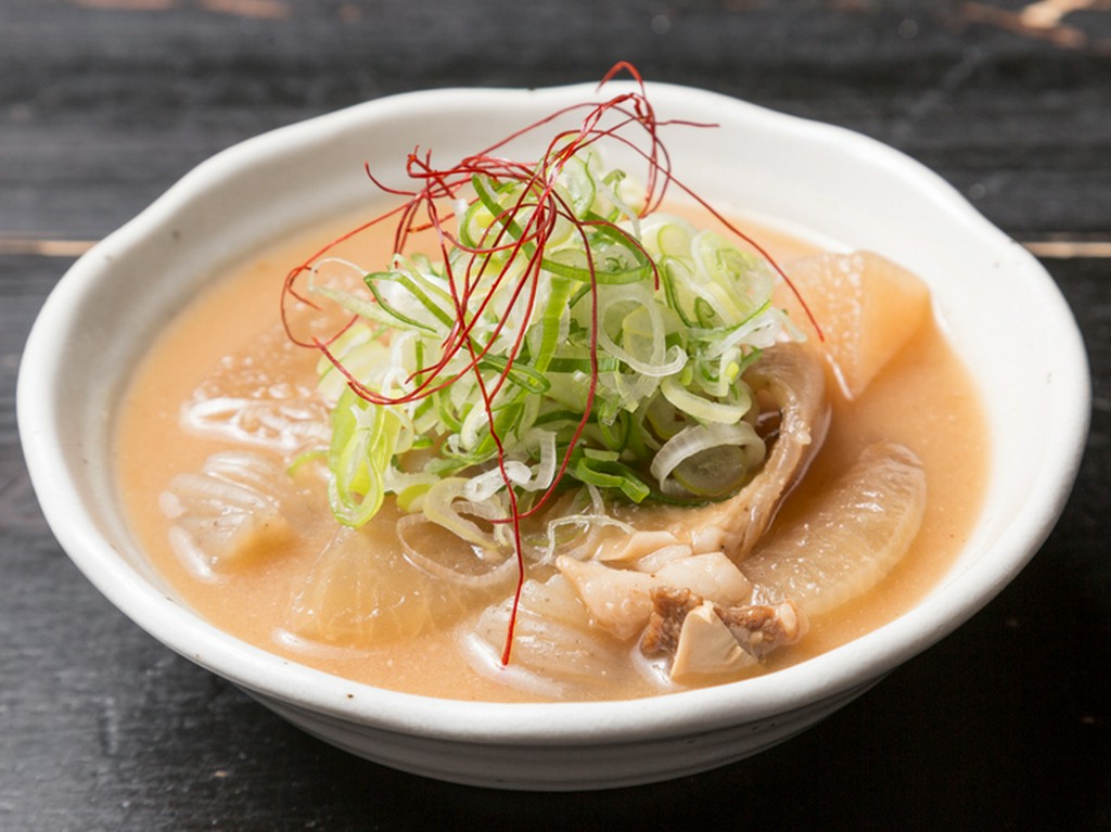 とろける味わいに舌鼓！お酒のあてにもオススメの『牛スジどて煮』