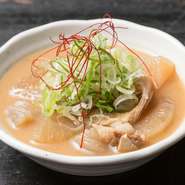 しっかりと味が染み込んだどて煮は、牛スジ・野菜・コンニャクを甘辛い味噌でじっくりと煮込んでいます。トロトロと柔らかく、口の中でとろける味わいがやみつきに。お酒のあてにも抜群の逸品です。
