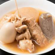 鰹と昆布のあっさりとしただしで煮込んだおでんは、素材本来の味が堪能できます。柔らかく優しい味わいで、子どもからお年寄りまで大人気。飽きのこない風味なので、串カツの合間にもオススメです。