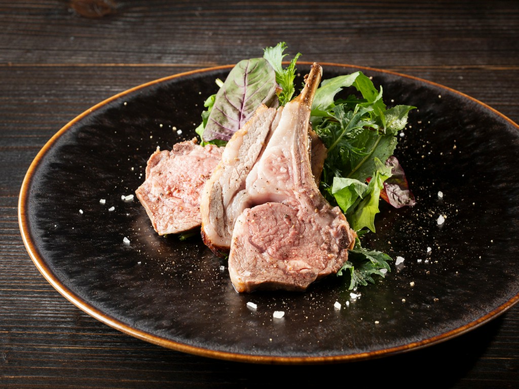 低温調理で柔らかジューシーに仕上げた『仔羊のグリル』2本