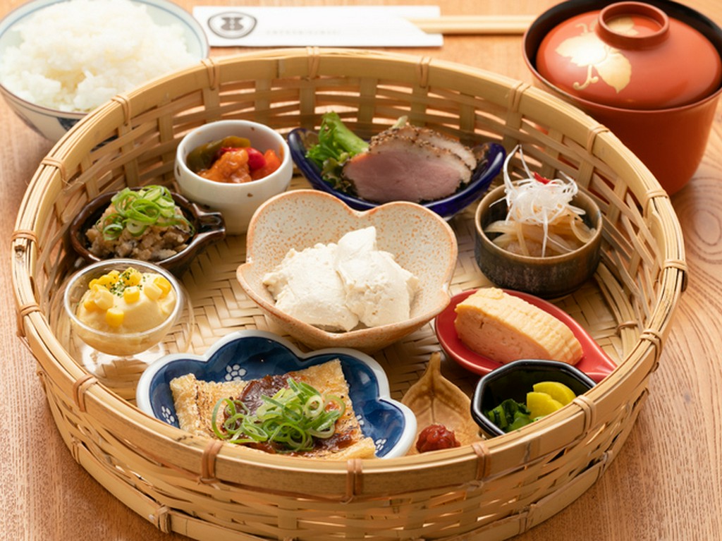 優しい味わいのおばんざいを楽しむ『豆腐料理の竹籠弁当』