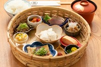 優しい味わいのおばんざいを楽しむ『豆腐料理の竹籠弁当』