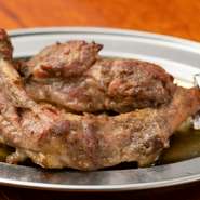 国産鶏肉を使ったお店自慢の名物料理。食材そのものの味わいを楽しんで欲しいと、味付けはシンプルにしているのだそう。歯応えがあり、噛み締めるたび、口いっぱいに旨味が広がります。