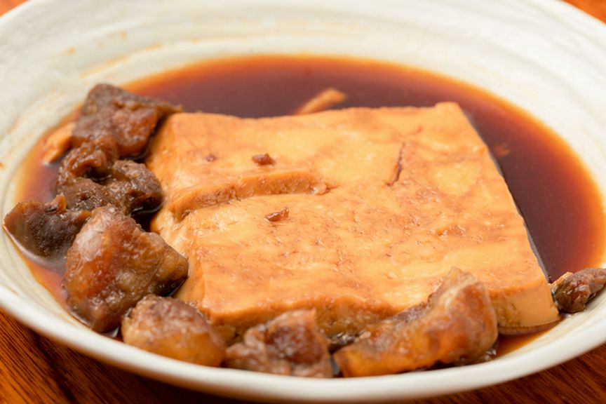 濃厚な味わいでお酒が進む『牛すじと豆腐の煮込み』