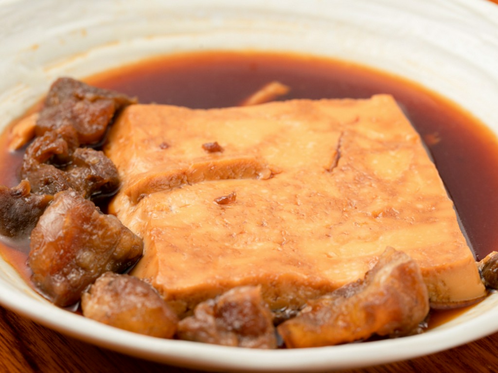 濃厚な味わいでお酒が進む『牛すじと豆腐の煮込み』