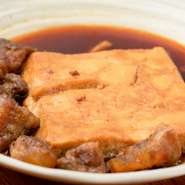 豆腐とすじ肉をじっくり煮込んだ一品。醤油ベースで甘めの味わいがクセになります。濃いめの味つけが食欲を促進してくれ、ついつい箸が止まらなくなりそう。お酒との相性も抜群です。