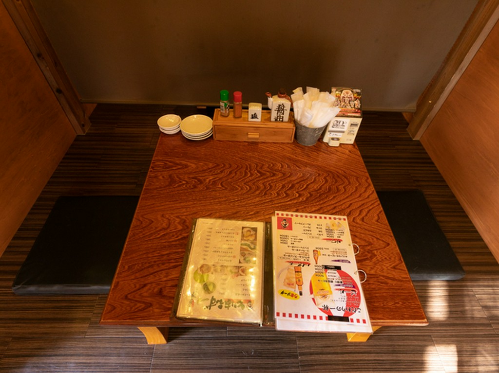 デートやサシ飲みにピッタリの2人席があるのも嬉しいポイント