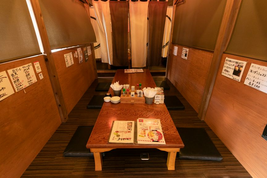 座敷では靴を脱いで足を伸ばして、“自宅気分”でくつろげる