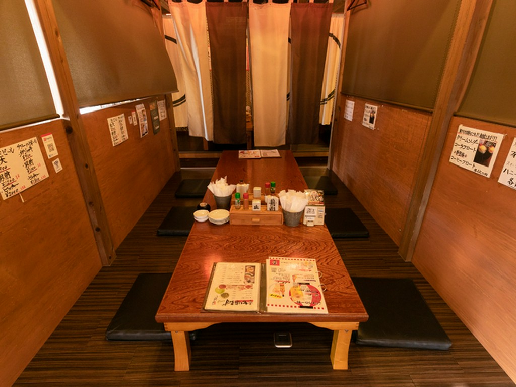 座敷では靴を脱いで足を伸ばして、“自宅気分”でくつろげる