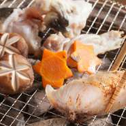 厚みのあるフグを七輪にのせ、炭で風味よく焼き上げます。ポン酢をベースに醤油やみりん、隠し味のニンニクなどを加えた秘伝のタレを塗れば、香ばしさが食欲をそそります。キノコやナスなど季節の野菜もセットです。