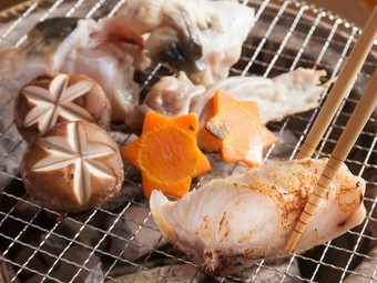 秘伝のタレで香ばしく焼き上げる『炭焼ふぐ』