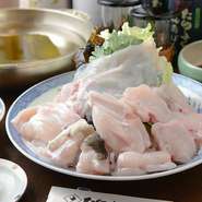 お値頃価格でふぐ料理を堪能するにはこの活ふぐてっちりコース6800円（税抜）がおすすめです
たらふく自家製のポン酢で味わえる名物”てっちり””てっさ”をはじめ〆の雑炊まで満足のいく内容となっております