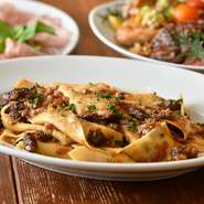 【Bocca Grande】自慢の生パスタは、イタリア産デュラムセモリナ粉に北海道産の小麦粉をブレンド。地元食材・安田養鶏場の新鮮卵を使って手打ちします。少し太めのパッパルデッレは、濃厚なソースによく絡みます。