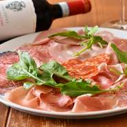 世界三大生ハムとされる「プロシュート」をはじめ、イタリア産の生ハムやサラミを堪能できる一皿。程よい塩味とやわらかな食感は、ワインのお供にぴったり。好みのイタリアワインとのペアリングが楽しめます。