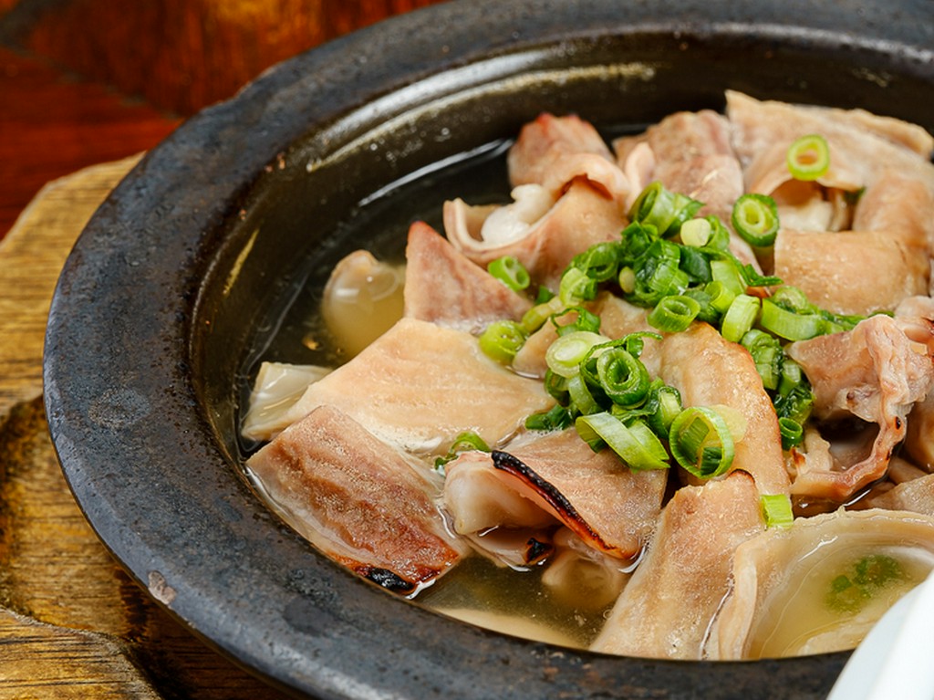 やわらかなもつを堪能できる『名物塩もつ煮込み』