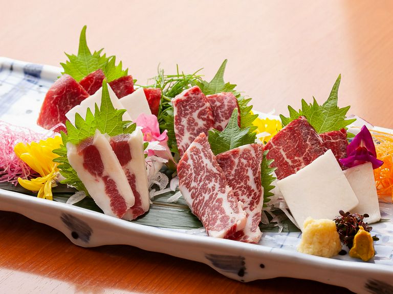 桜肉のいろいろな部位を堪能できる『お刺身盛り合わせ　梅』