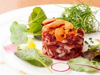 まろやかな雲丹の旨みとあっさりした桜肉が絶品『馬肉のユッケ トッピング雲丹』