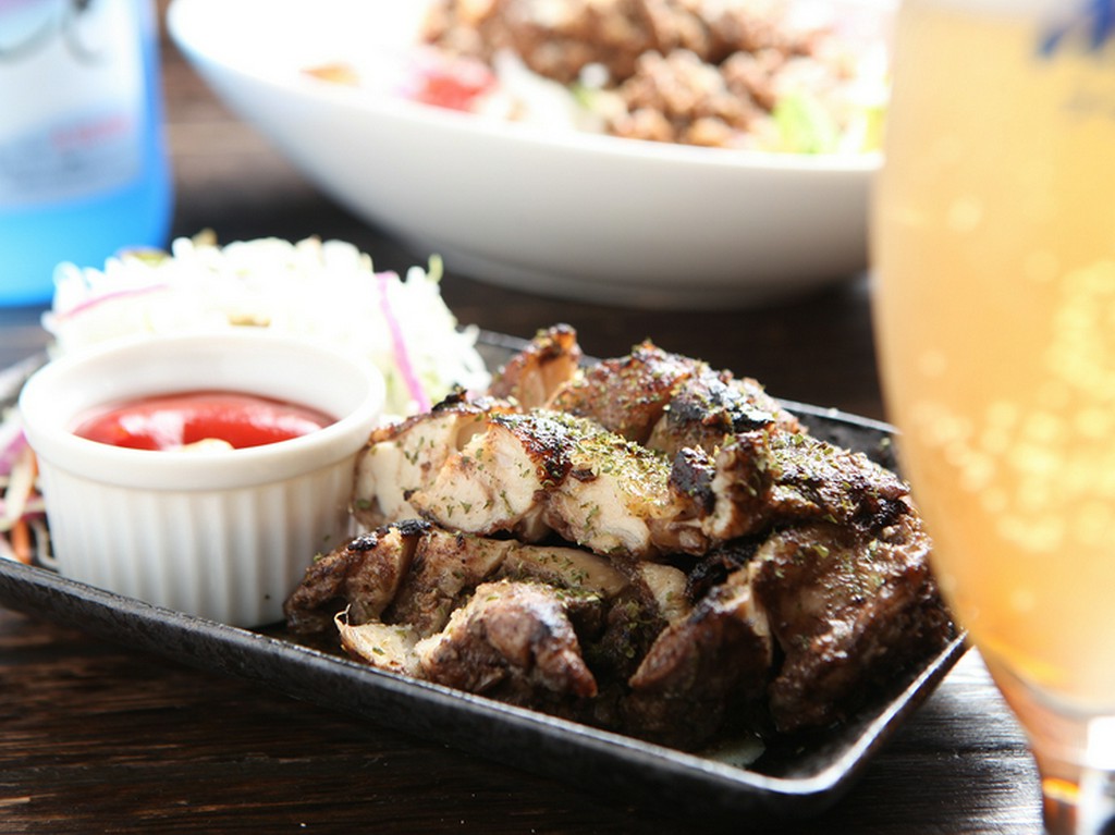 オリジナルスパイスが味の決め手『ジャークチキン』