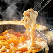 鶏肉、キャベツ、玉ねぎ、トッポギなど7種類の具材をチーズにディップして食べる“韓国式チーズフォンデュ”。具材に絡める甘辛ダレはほどよい辛さで、辛いのが苦手な方でも大丈夫！　具材はおかわり可能です。