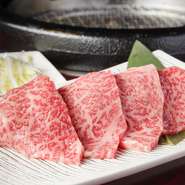 レアにサッと焼いた上ロースに『グイネギ』を巻くのがオススメの食べ方。サシが多いのにさっぱりとした味わいです。旨みをたっぷりと含んだ『上ロース』の柔らかな食感に食欲が刺激されます。